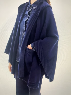 PONCHO CAPA CON CAPUCHA LANA CACHEMIR LOGO BURBERRY CREST TEJIDO AZUL MARINO Foto 1 de 4