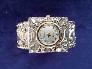 Geneva verzierte Manschettenuhr goldfarbene Uhr mit Cutout silberfarbenem Metallband - Bild 1 von 3