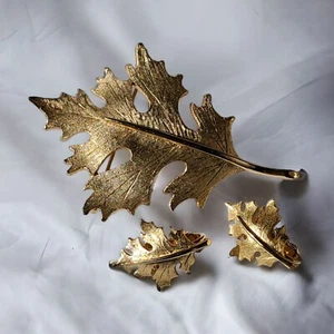Vtg Textured Gold Toned Oak Leaf Brooch & Clip On Earrings Estate Jewelry Set - Picture 1 of 3