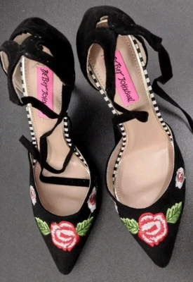 Betsey Johnson Pink Rose Pointy Black Stiletto Size 7 Sexy Embroidered Roses NEW - Image 1 of 4