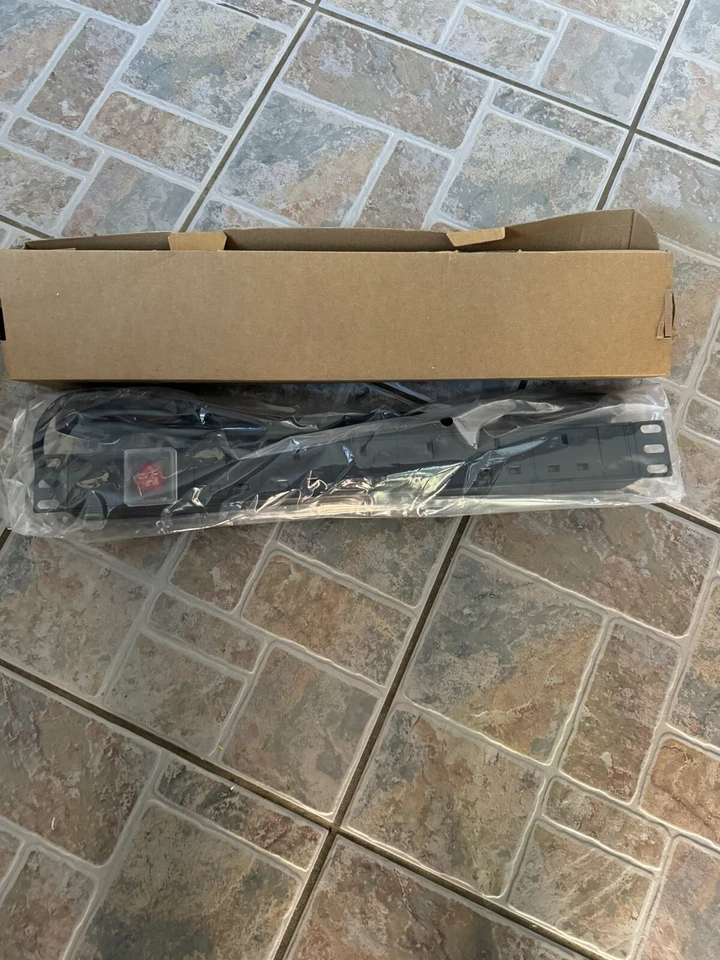 6 Way Power Distribution Unit Strip Bar UK PDU Data Network Comms Cabinet Rack - Image 1 of 1