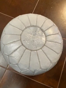 PUF OTOMANA MARROQUÍ HECHO A MANO GRIS CUERO REAL W50xH30CM ENTREGA RÁPIDA GRATUITA - Imagen 1 de 1