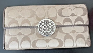 Coach Alexandra Signature C Satin dreifach faltbare Geldbörse C-Knopfverschluss hellbraun - Bild 1 von 9