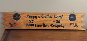 Vintage Hopalong Cassidy Etagenhaus Kleidung Korral Holz Wandbehang 24" lang - Bild 1 von 5