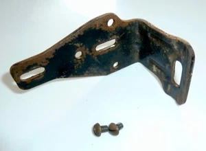 Soporte y tornillos antiguos para motor de máquina de coser Singer - Imagen 1 de 2