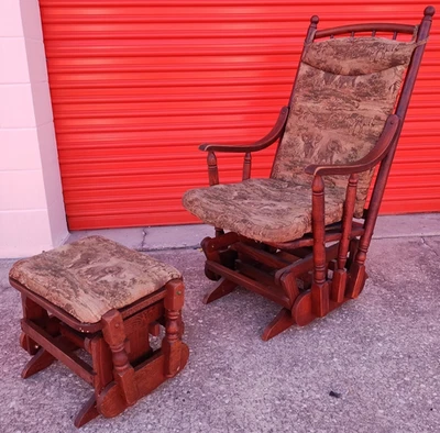 Una silla planeadora de madera (o balancín de plataforma) con un reposapiés a juego (otomana) Foto 1 de 4