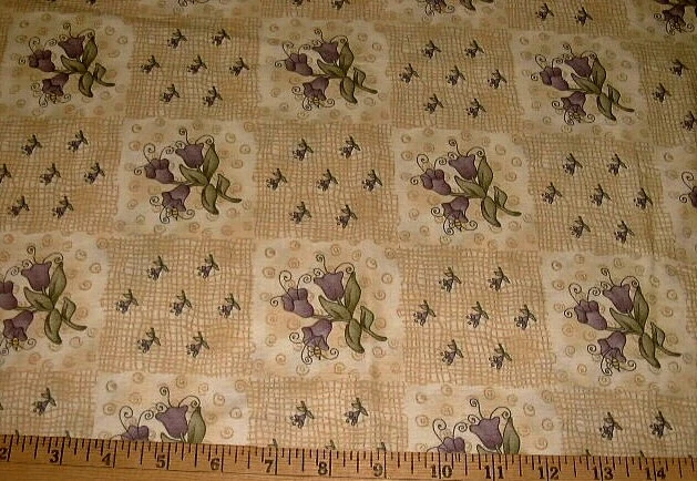 Tela DEBBIE MUMM - Flores moradas en Lg. Cuadrados bronceados - por media yarda (18") Foto 1 de 1