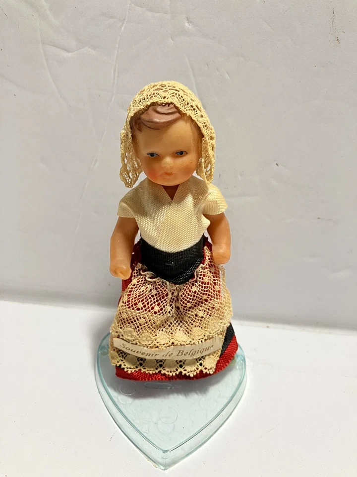 Muñeca de recuerdo vintage de Bélgica de goma 4" mediados de siglo Foto 1 de 4