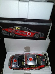 1:18 2010 Bathurst Craig Lowndes Mark Skaife VE Holden Commodore Signed - Picture 1 of 4
