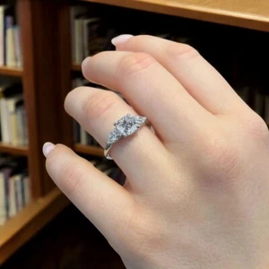 Anillo de boda de oro blanco de 14 quilates IGI 6 7 8 diamantes talla redonda cultivado en laboratorio de 1,50 quilates - Imagen 1 de 13