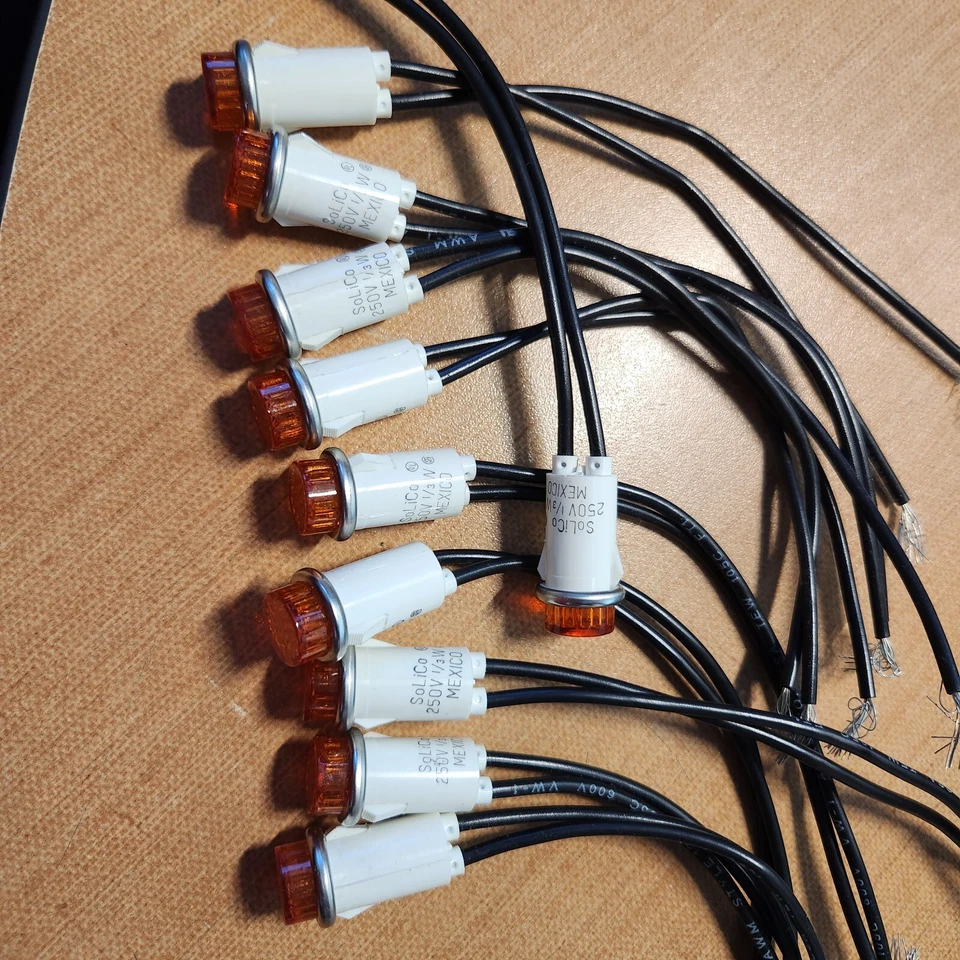 Solico amber panel light. 250V, 1/3 watt (10 Pack) - Image 1 of 1