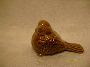 einzigartige Vintage braune Steinzeug Weihnachten Kardinal Figur mit Stechpalme & Beere Design - Bild 1 von 4