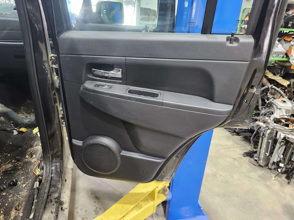 Panel de moldura de puerta trasera Jeep Liberty 09-12 lado derecho del pasajero negro OEM Foto 1 de 1