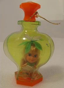 Little Kiddle Kologne Puppe Gardenia blaue Augen blonde Haare gelbe Flasche 60er Spielzeug - Bild 1 von 15
