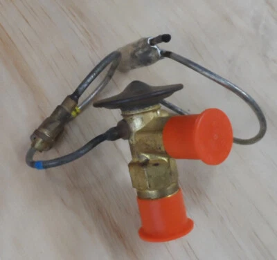 Válvula de expansión de aire acondicionado Ford Thunderbird Cougar 1977 a 1979 D7OZ-19849A nuevo de stock Foto 1 de 2