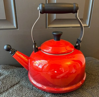 Hervidor de té LE CREUSET esmaltado en acero silbido 1,7 cuartos de galón llama clásico Foto 1 de 4