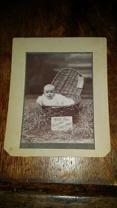 1900'S CHARMING ANTIQUE PHOTOGRAPH - BABY IN BASKET - WITH THE SEASONS GREETINGS - Picture 1 of 5