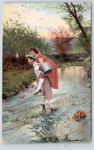 1911 NIOBRARA NEBRASKA IR ORDEÑANDO PAREJA ROMÁNTICA HOMBRE LLEVA MUJER POSTAL - Imagen 1 de 2