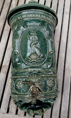  ancienne fontaine à eau  Terre Cuite vernissée décor de dauphin19ème marque G B - Photo 1/4