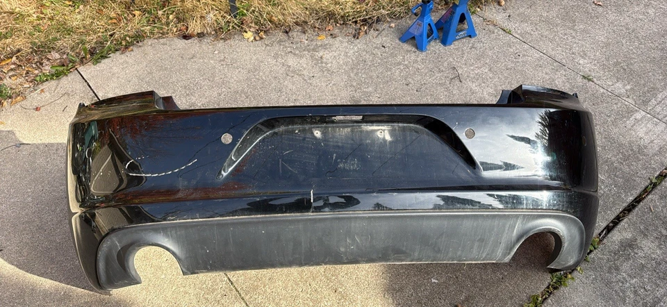 Parachoques trasero Dodge Charger Pursuit con orificios de sensor (2015-2023) Foto 1 de 1