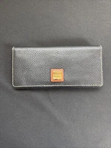 Dooney & Bourke Portafoglio con busta bi pieghevole in pelle nera e ciottoli - Foto 1 di 7