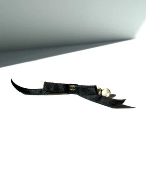 Clip de pasador de pelo CHANEL negro imitación perla logotipo CC 2025 herrajes dorados Foto 1 de 4