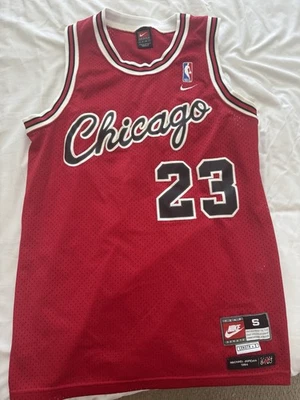 Camiseta roja NBA Chicago Bulls NIKE #23 MICHAEL JORDAN 1984 Flight 8403 pequeña +2 Foto 1 de 4