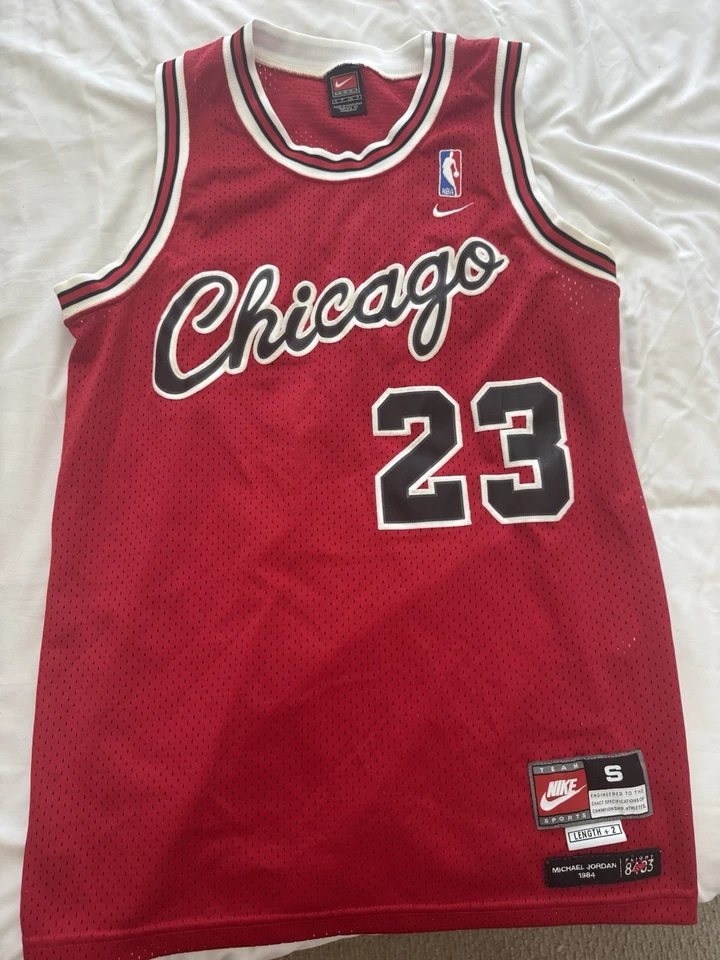 Camiseta roja NBA Chicago Bulls NIKE #23 MICHAEL JORDAN 1984 Flight 8403 pequeña +2 Foto 1 de 4
