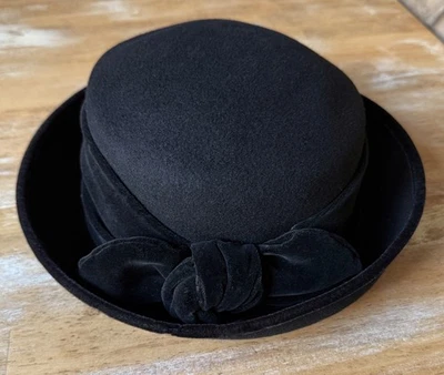 Eric Javits Black Wool & Velvet Cloche Hat w/ Bow 1990s Designer Vintage - Image 1 of 4