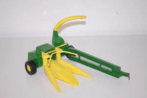 ERTL 1:16 John Deere Forage Harvester - Picture 1 of 15
