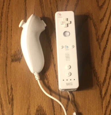 Mando Nintendo Wii y mandos con cable Nunchuk blancos probados Foto 1 de 4