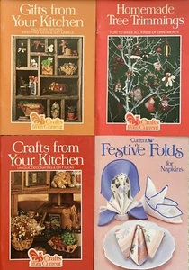 4 Crafts from Current Craft Books Vintage Handmade Crafts Kitchen Holiday - Foto 1 di 6