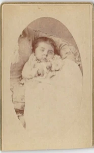 Kabinettkarte Foto Baby weißes Kleid Studio Gayford Rock Island  - Bild 1 von 2