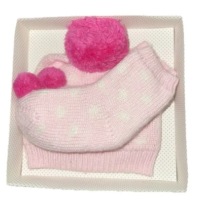 Conjunto de sombrero y botines de punto Pottery Barn Kids rosa a lunares pompón, 3-6 meses Foto 1 de 4