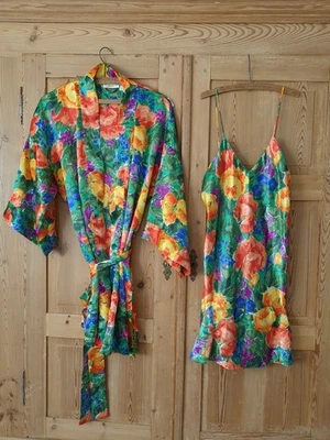 Beautiful Vintage Victoria’s Secret Gold Label Satin Robe & Slip Set Sz S Floral - Image 1 of 4