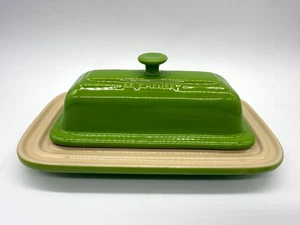 Le Creuset 10-40 Piatto Burro Verde 8" Rivestito in Ceramica 1/4lb con Coperchio Rettangolare - Foto 1 di 7