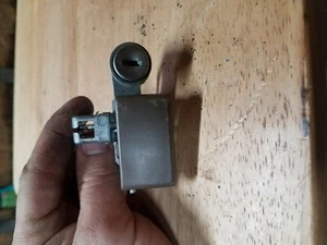 98 99 00 01 02 ISUZU RODEO GLOVEBOX GLOVE BOX LOCK LATCH HANDLE OEM - Picture 1 of 2