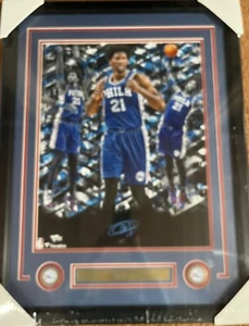 Foto enmarcada autografiada de Joel Embiid 16x20 - Fanáticos  - Imagen 1 de 4
