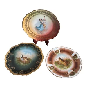 DREI ANTIKE HANDBEMALTE UND SIGNIERTE VIKTORIANISCHE SCHRANKTELLER - Bild 1 von 15