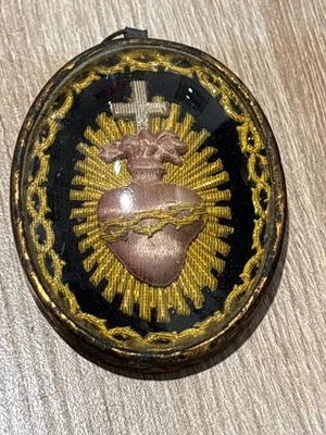 Superbe ex-voto reliquaire coeur de Jésus en tissus - Photo 1/2
