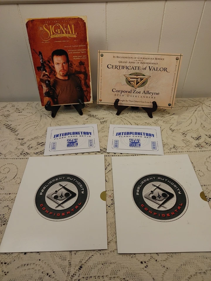 Lote de caja de botín Firefly - COV cabo Zoe, carteles buscados, juegos de tarjetas flash y más Foto 1 de 4