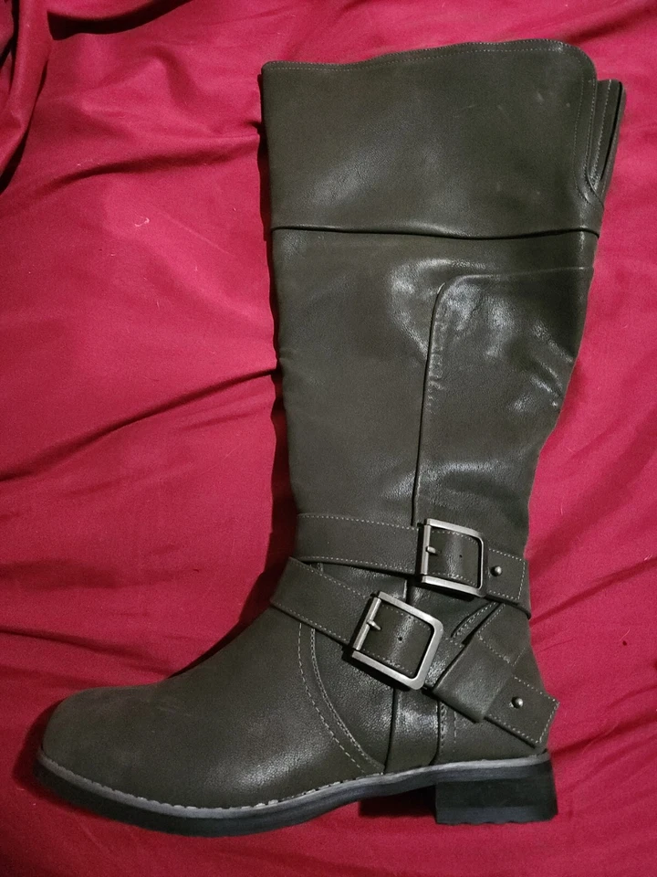 Bota TORRID 7 Gris Imitación Gamuza Hebilla con Tirantes ANCHO ANCHO Espalda elástica corneada,  Foto 1 de 1