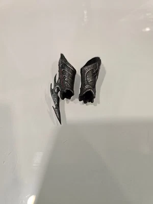 Hot Toys AVP MMS074 Machiko She Predator Wrist Guards - Image 1 of 3