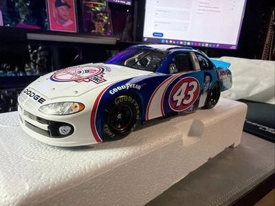 RICHARD PETTY/YOGI BERRA Yankees 100 Aniversario 2003 1/24 Acción Diecast Foto 1 de 4