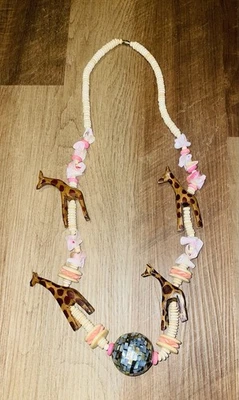 Collar jirafa madera rosa y blanco roto  Foto 1 de 2