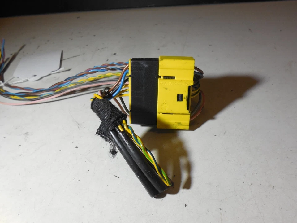 V23540-M5310 -Y40 Wiring Connector Plug 08-14 Mercedes Benz W221 S550 S450 S600 - Image 1 of 4