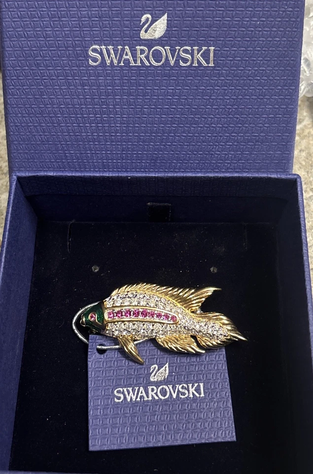 Broche prendedor de pez de cristal magenta de Swarovski Foto 1 de 4
