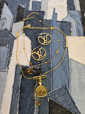 2 collares y pendientes de diseño con dije de oro  Foto 1 de 4