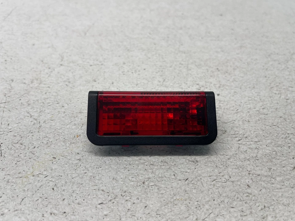 Luz interna tampa do porta-malas 2008 Bmw 750Li - 6962569 - 105k - Imagem 1 de 4