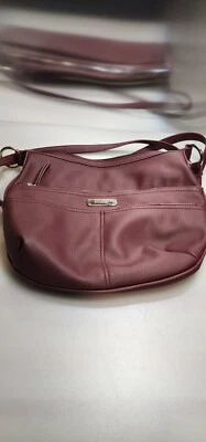 Bolso de hombro Rosetti para mujer de cuero Veagan rojo con bolsillos exteriores. ¡Buen estado! Foto 1 de 4